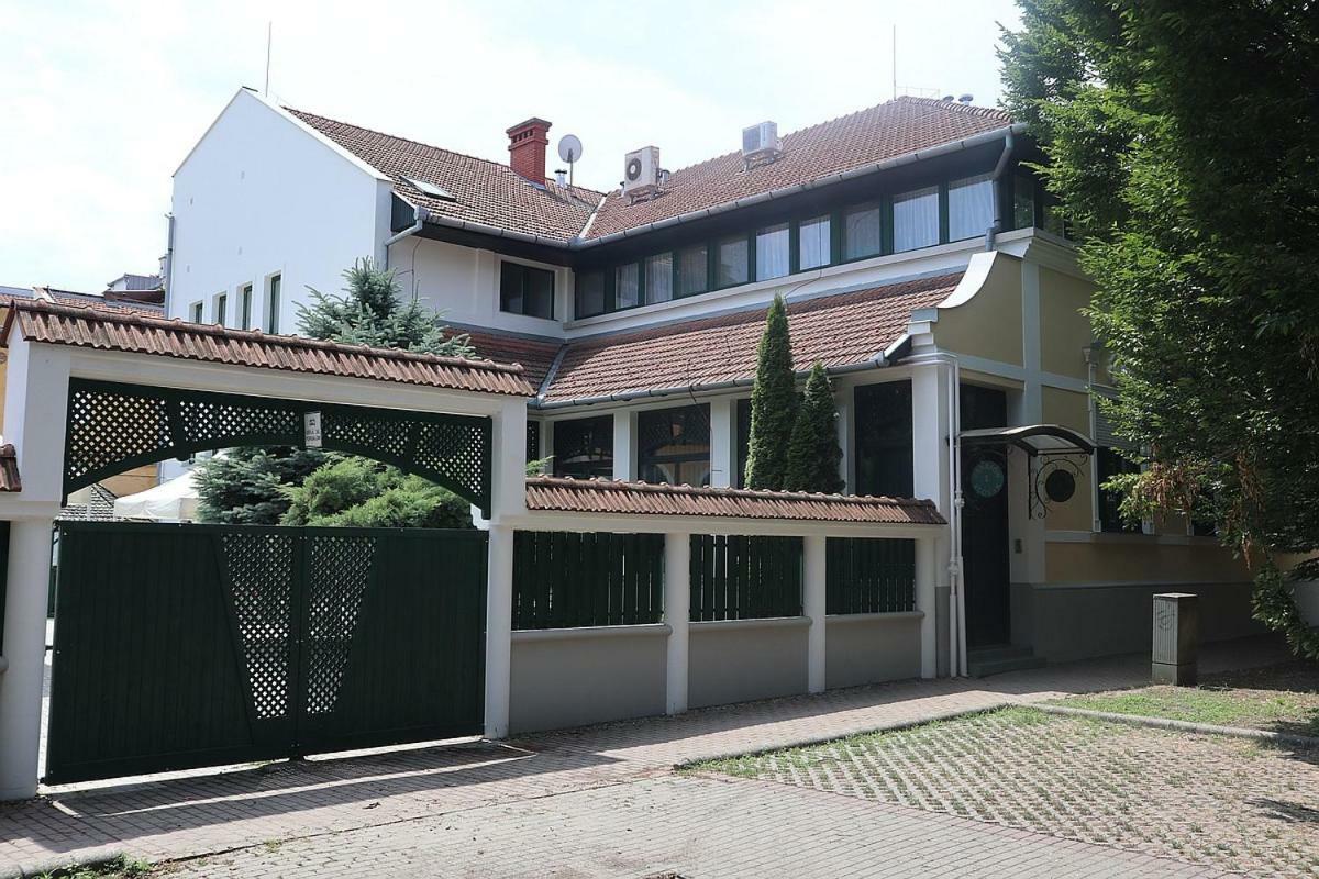 Szlovak Panzio Hotel Bekescsaba Bagian luar foto