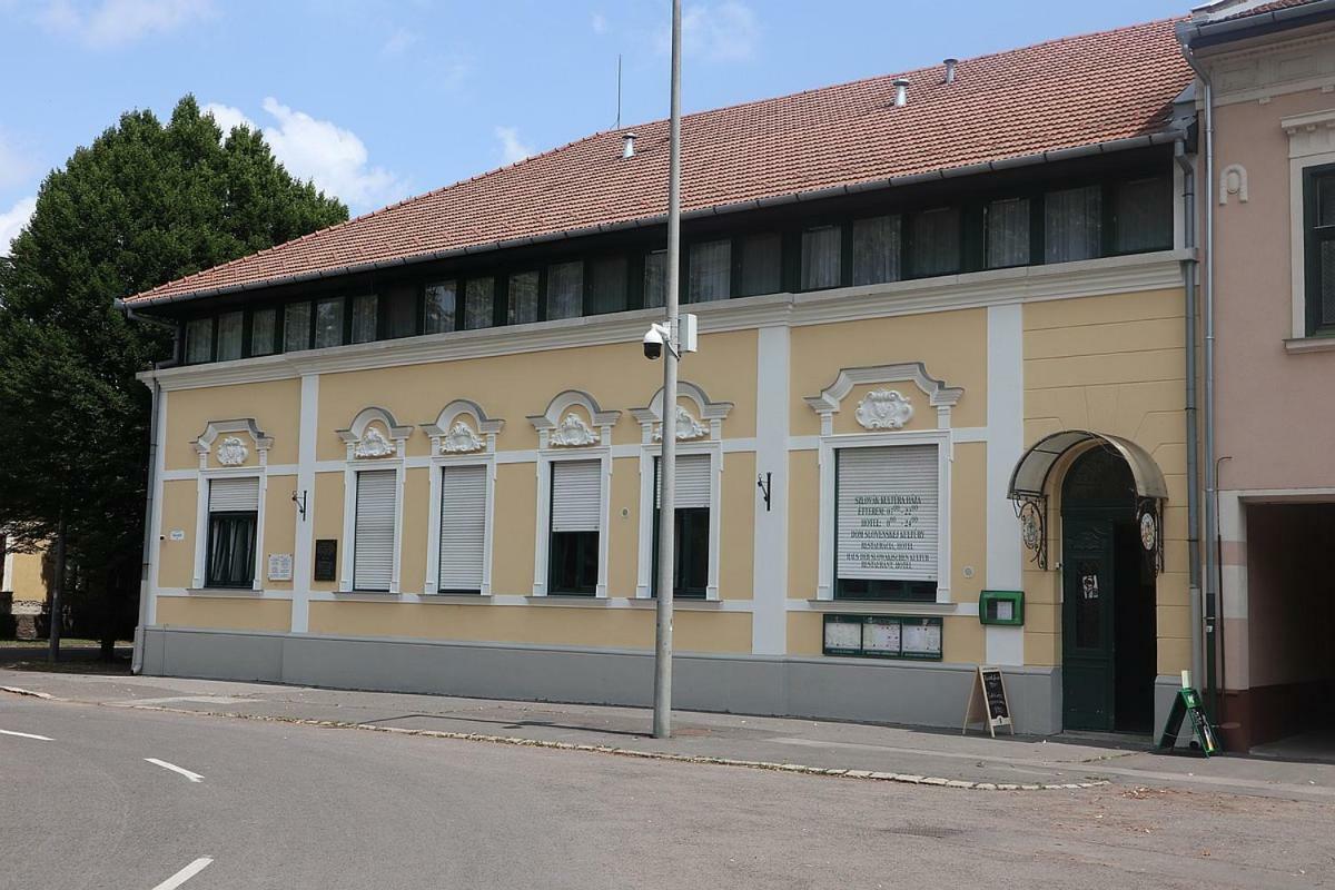 Szlovak Panzio Hotel Bekescsaba Bagian luar foto