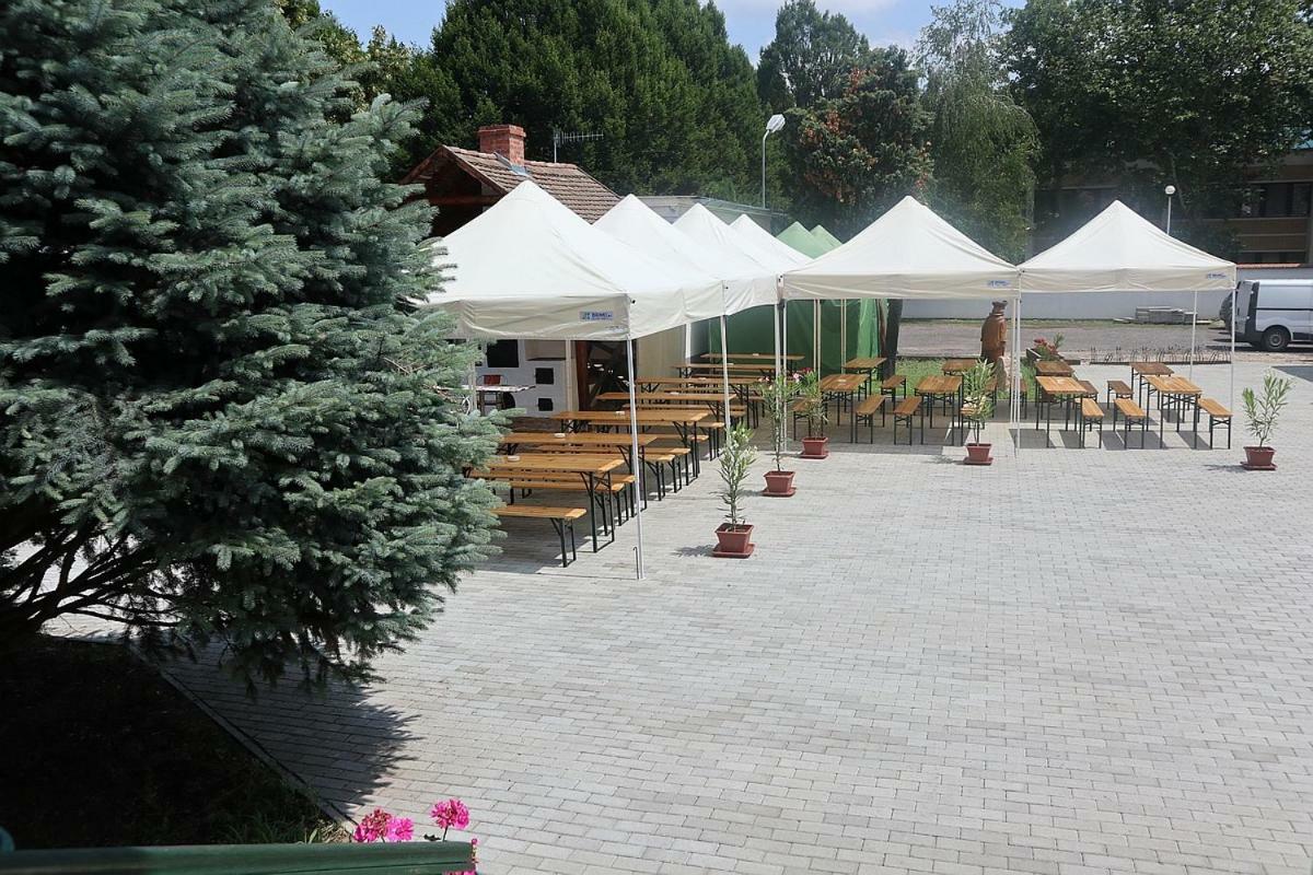 Szlovak Panzio Hotel Bekescsaba Bagian luar foto
